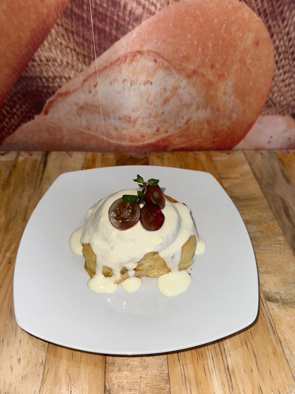 Rollo glaseado con uvas, menta y crema