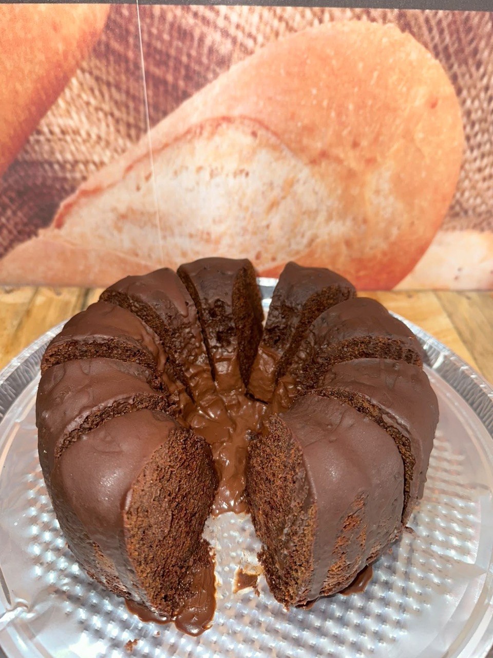 Porción de torta de chocolate con glaseado brillante