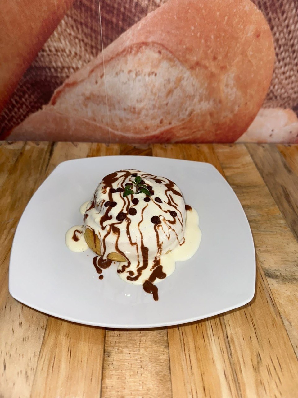 Postre con glaseado blanco, chocolate y menta