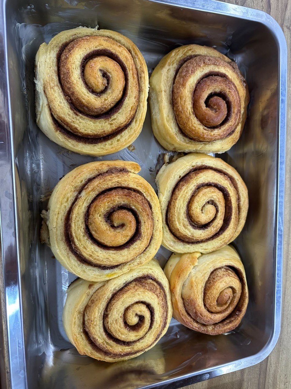 Bandeja con seis rollos de canela recién horneados