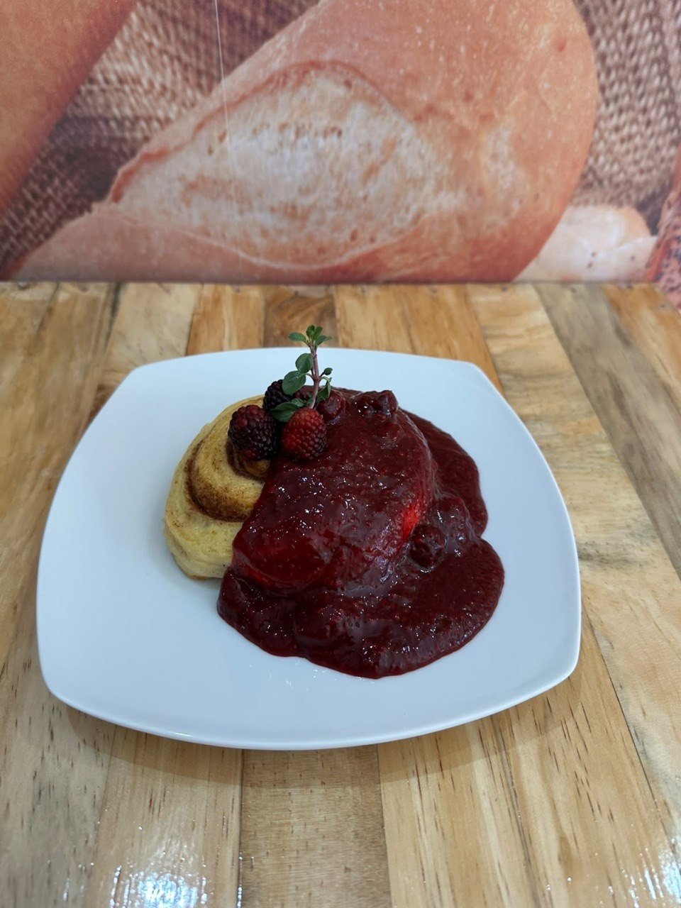 Rollo cubierto con salsa de frutos del bosque y menta