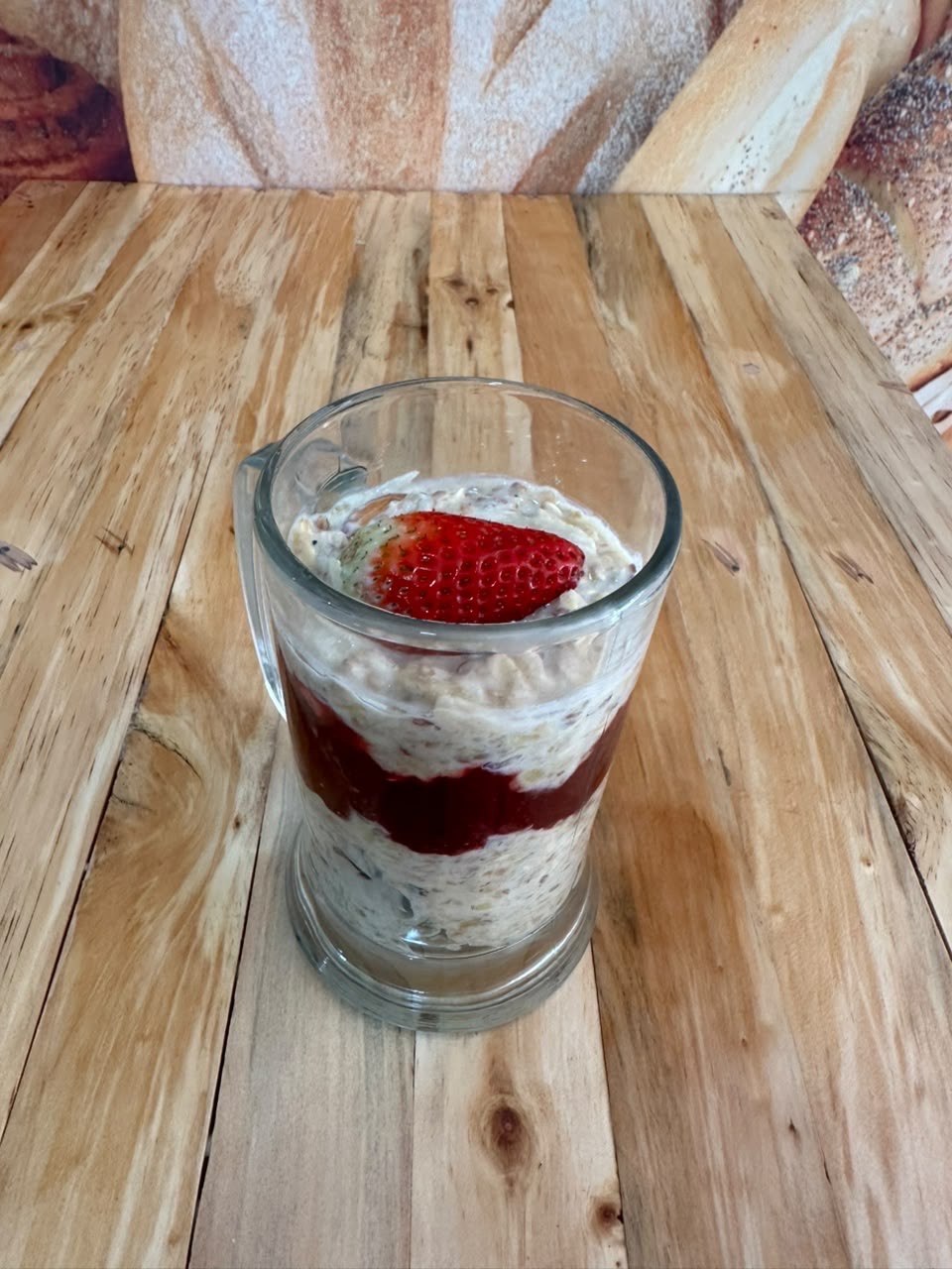 Postre de fresa en copa por capas