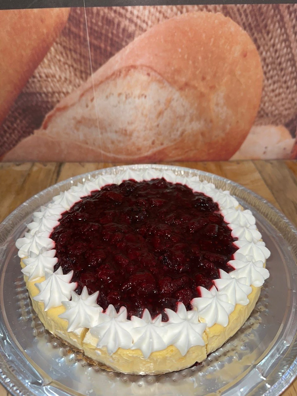 Cheesecake de frutos rojos decorado con crema batida